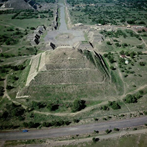 Images Dated 27th May 2011: Teotihuacan: Flying over the ruins of the city