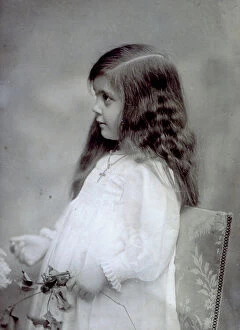 Images Dated 22nd December 2009: Three-quarter-length portrait in profile of a little girl. She is wearing an elegant white dress