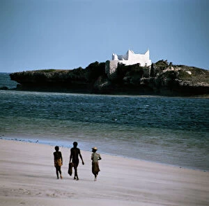 Images Dated 17th November 2008: Tomb of a saintly man honored by the local fishermen. Gesira Island. Somalia
