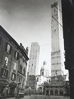Trending: The two towers seen from Via Rizzoli, Bologna