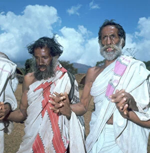 Images Dated 31st May 2007: Traditional dance, Dravidian tribe of Toda located in the Nilghiri Mountains, Northern India