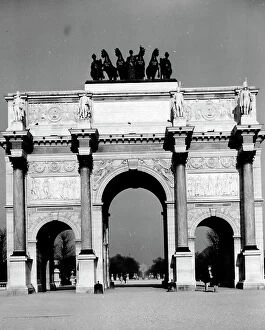 Images Dated 16th July 2009: The Triumphal Arch of the Carrousel in Paris