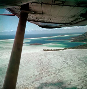 Images Dated 10th January 2012: Tuamotu Islands. Links with seaplanes between the atolls
