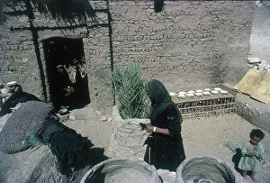 Images Dated 11th October 2011: Upper Egypt, Luxor, in the village of Gurna in the patios of the houses the women spin wool with