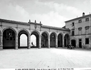 Images Dated 20th April 2012: The Vasari Loggias in Piazza del Municipio in Castiglion Fiorentino