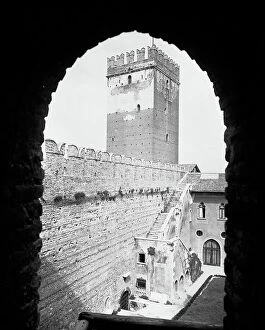 Images Dated 19th June 2009: View of the courtyard of Castelvecchio, Verona