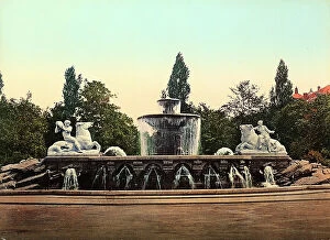 Images Dated 8th November 2011: View of a fountain in a park of Munich