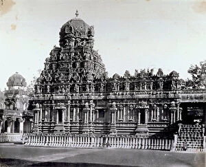 Images Dated 28th November 2011: View of a gate of the Sacred Citadel built in honor of Siva Sundareshvaro, in Madurai, India