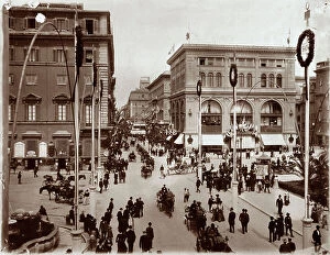 Images Dated 4th August 2010: View of Largo Chigi and Via del Corso, in Rome, crowded with pedestrians and carriages
