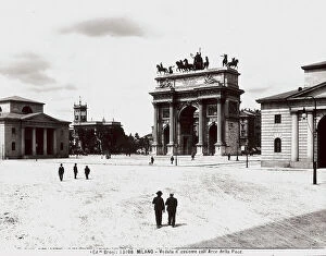 Images Dated 4th March 2008: View with people of the large square of the Arch of the Peace in Milan
