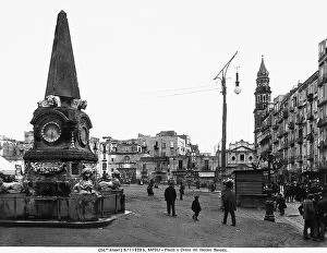 Images Dated 24th March 2009: View with people of Piazza del Mercato with a fountain/obelisk
