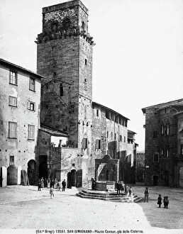 Images Dated 24th March 2009: View of Piazza della Cisterna in S. Gimignano; at the center is a well from 1273