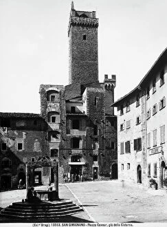 Images Dated 24th March 2009: View of Piazza della Cisterna in San Gimignano. A well is in the center