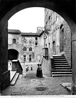 Images Dated 19th October 2007: View of Piazza Vittorio Emanuele in San Gimignano taken from the archo of San Giovanni