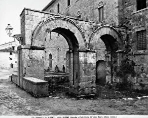 Images Dated 2nd April 2012: View of the Porta Gemina on the ancient street Via Salaria, Ascoli