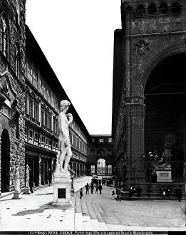 Images Dated 17th November 2008: View of the Porticoes of the Uffizi and statue, copy of David