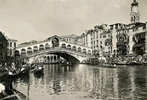 Images Dated 7th April 2010: View of the Rialto Bridge in Venice during a regata