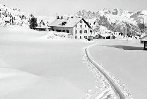 Images Dated 21st September 2011: View of snowy mountain village, Cortina d'Ampezzo