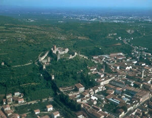 Images Dated 13th December 2006: View of Soave: city walls and the castle