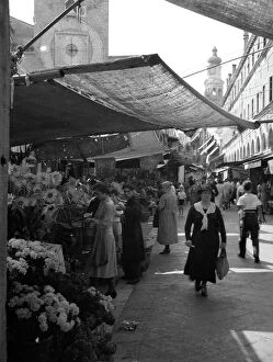 Images Dated 23rd June 2009: View of the stalls at a market in Venice