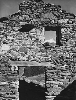 Images Dated 10th September 2003: Wall of a house in the mountains in ruins