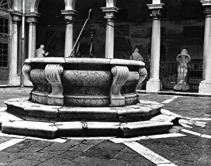 Images Dated 25th May 2010: Well, courtyard, Patriarchal Seminary, Venice