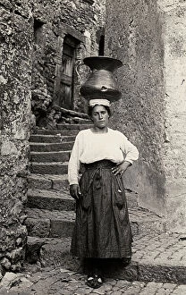 Images Dated 29th April 2011: Woman waterbearer of Ciociaria