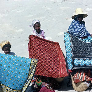 Images Dated 16th November 2009: Women sellers of 'futas' on the beach of a village on the coast of Somaila