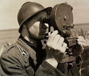 Images Dated 2nd December 2010: WWII: Italian soldier measures the firing angle with a goniometer