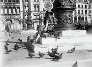 Images Dated 23rd June 2009: Young woman feeding pigeons in Piazza San Marco